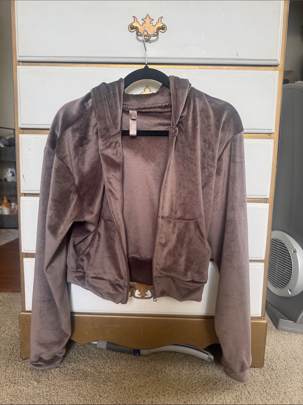 SKIMS Plush Cropped Hooded Jacket in Taupe Brown